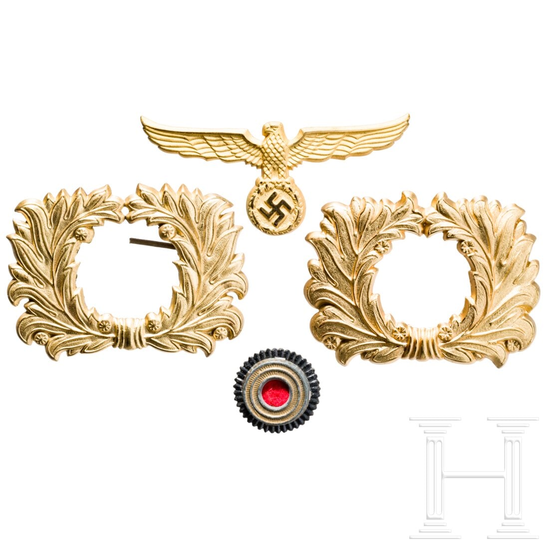 Cap insignia for the Water Customs Service: Cap insignia for the Water Customs ServiceMützenadler und zwei Mützenkränze (bei einem ein Splint abgebrochen) in der speziellen Form für den Zolldienst aus vergoldetem Buntmetall mit polierten De