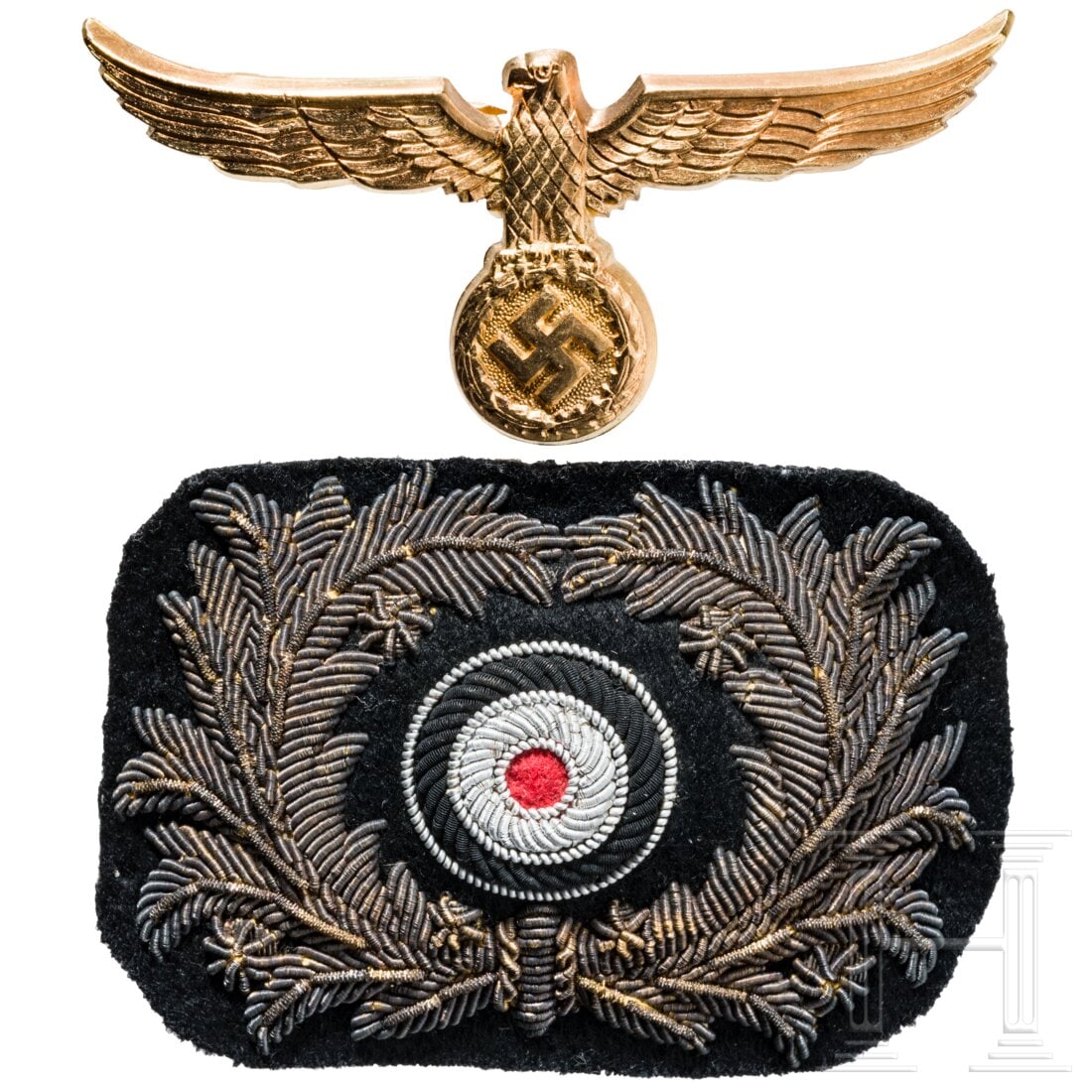 Cap insignia for the Water Customs Service: Cap insignia for the Water Customs ServiceMützenadler in golden eloxierter Aluminiumausführung, goldgestickter Mützenkranz auf dunklen Grund, jeweils in der speziellen Form für den Zolldienst. Con