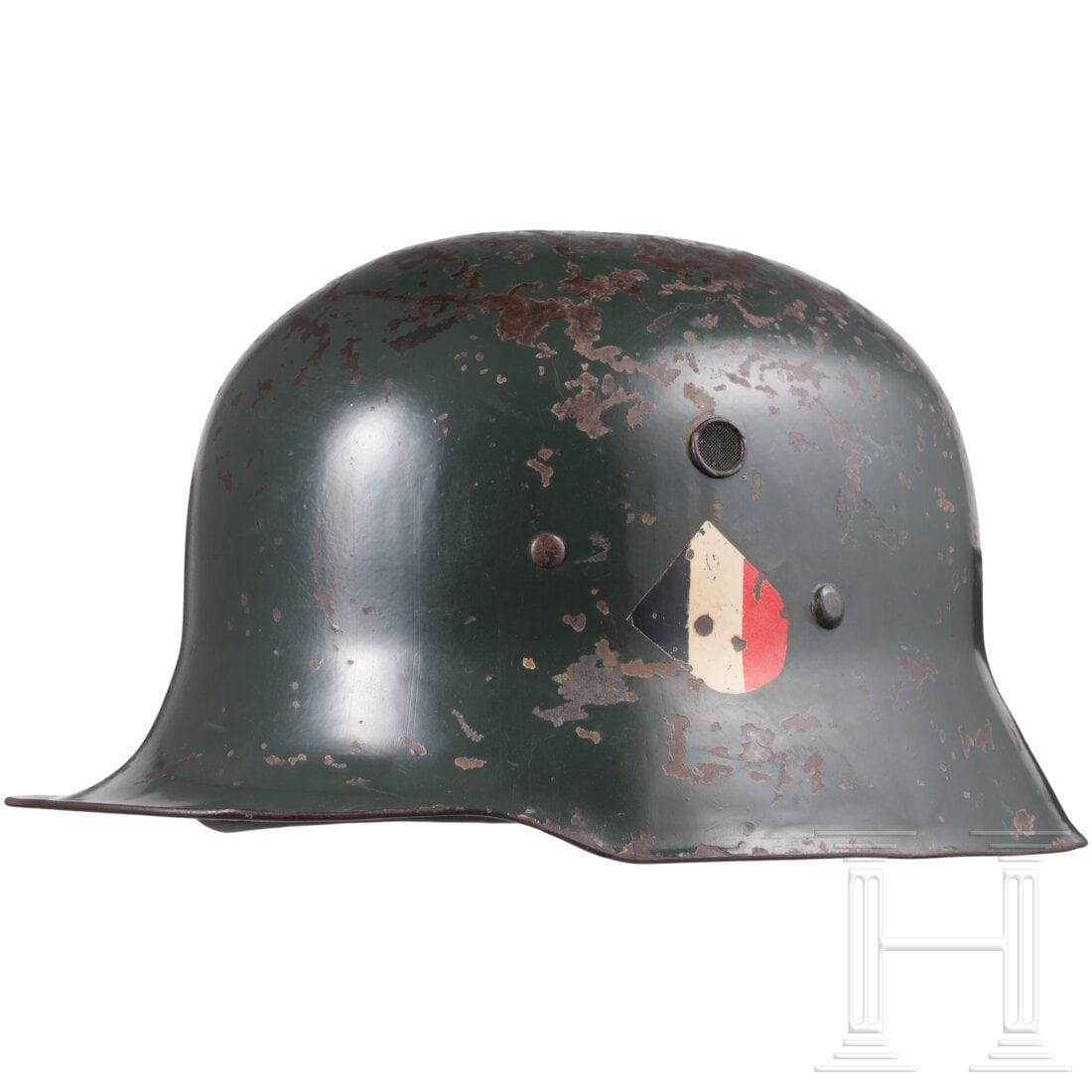 A double decal Police steel helmet M 34, early form: A double decal Police steel helmet M 34, early formDie Stahlglocke mit beidseitig eingesetzten Belüftungssiebchen anstatt der Bolzen und vernieteten Ösen für den Kinnriemen. Dunkelgrün lackiert mi