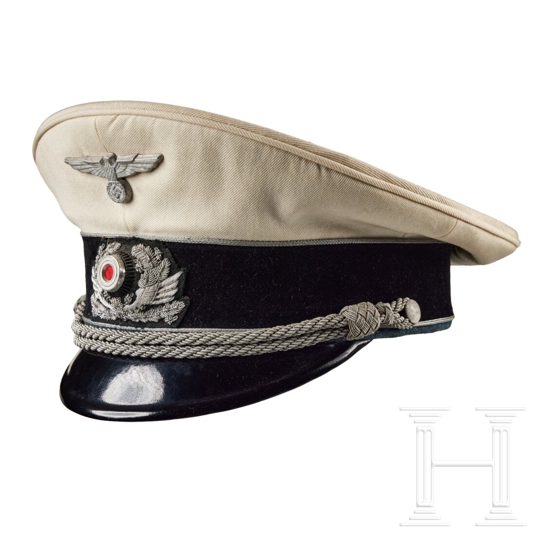 Sommer-Schirmmütze für Kommandanten der Bahnschutzpolizei: Sommer-Schirmmütze für Kommandanten der BahnschutzpolizeiWeißes Tuch, schwarzes Mützenband aus Samt, silberne Vorstöße, der silberne Kinnriemen an zwei gekörnten Silberknöpfen. Silbergestickte