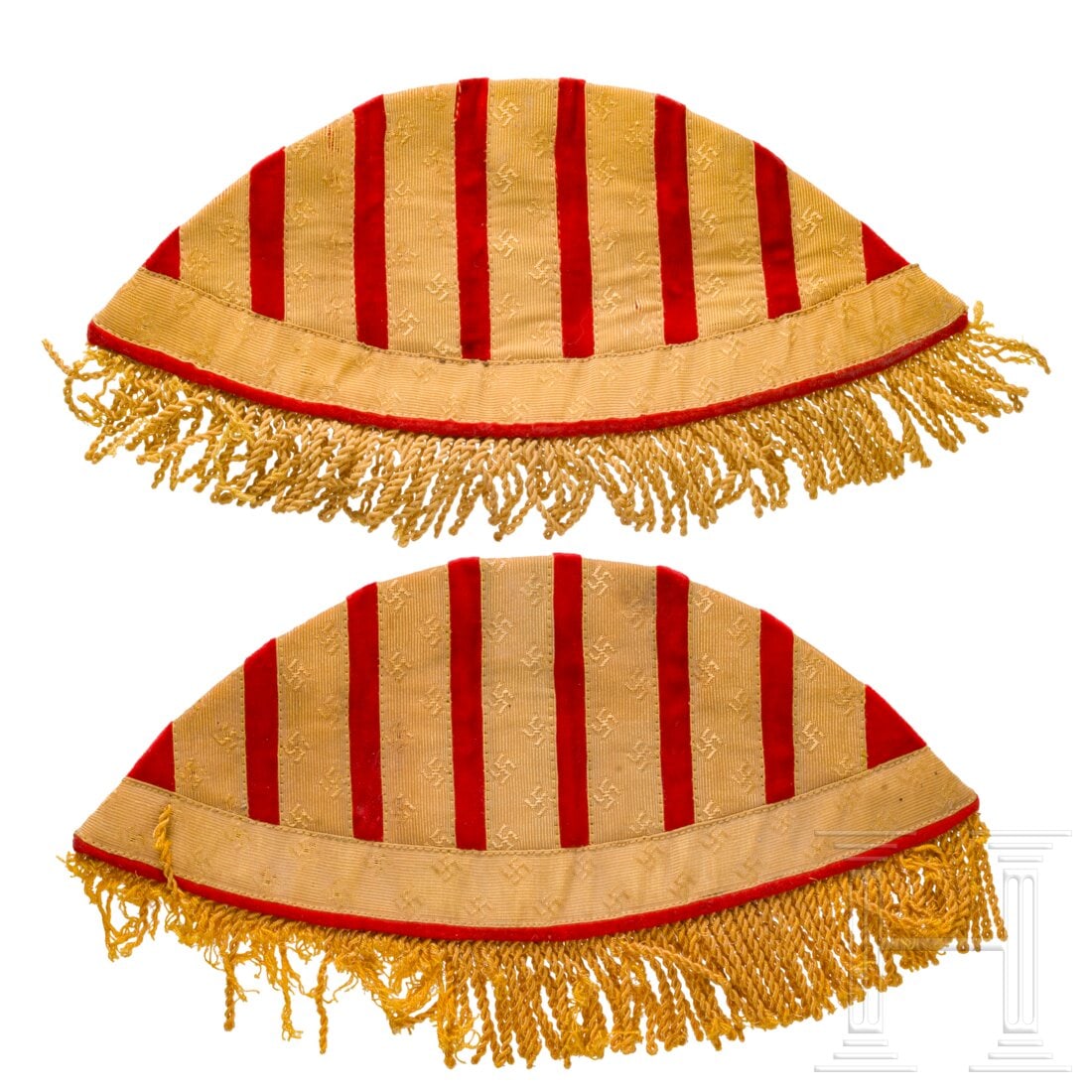 A pair of swallow nests for a Spielmann, Gau Level: A pair of swallow nests for a Spielmann, Gau LevelRoter Samt mit goldener Hakenkreuztresse und gelbem Fransenbehang, braunes Baumwollfutter mit je fünf Befestigungshaken, orig. RZM-Etikett. Selten!Co