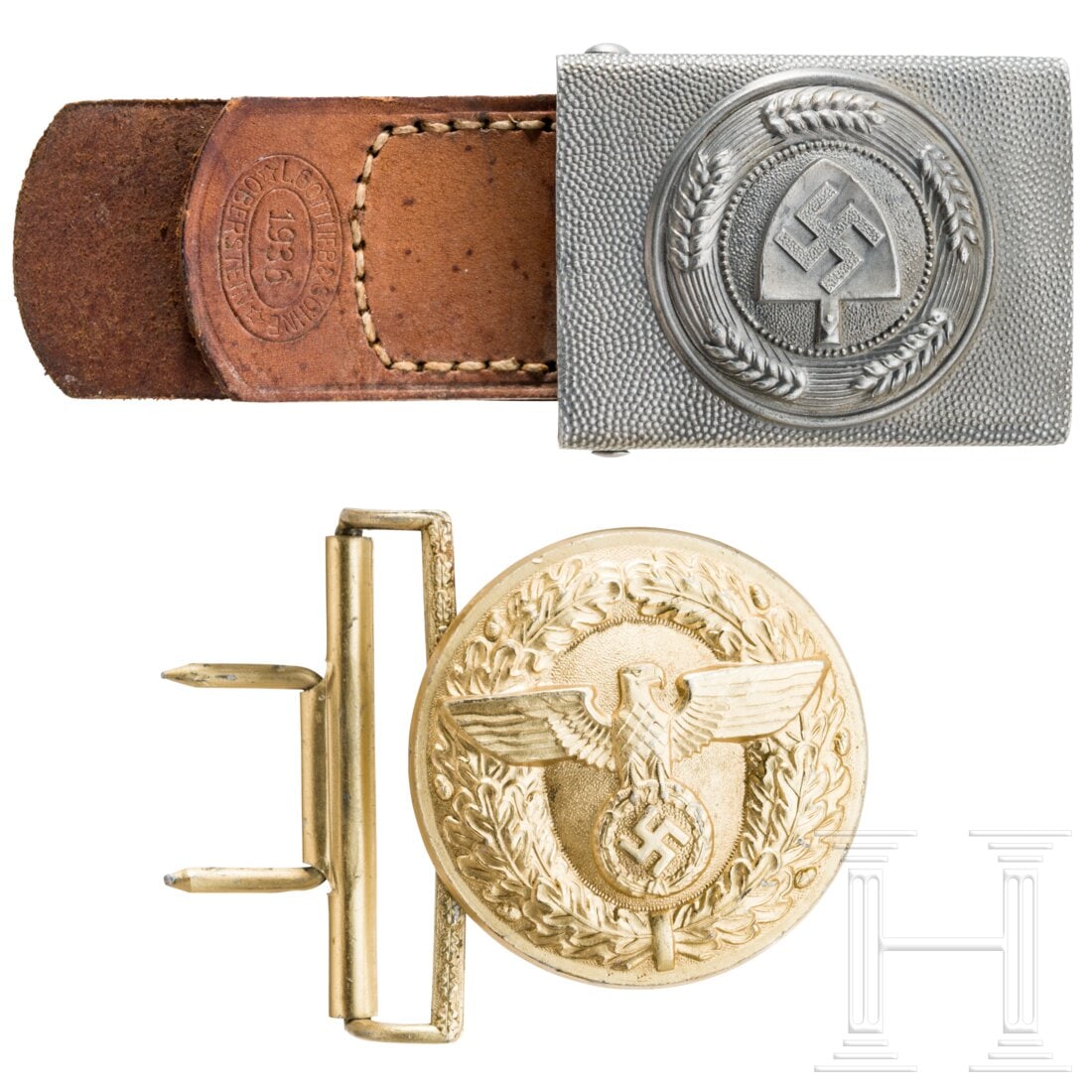 An NSDAP political leader's buckle and a RAD EM/NCO buckle: An NSDAP political leader's buckle and a RAD EM/NCO buckleKoppelschloss für politische Leiter, Aluminium, vergoldet, Hersteller RZM M4/24/4 für Friedrich Linden Lüdenscheid. RAD-Koppelschloss für 