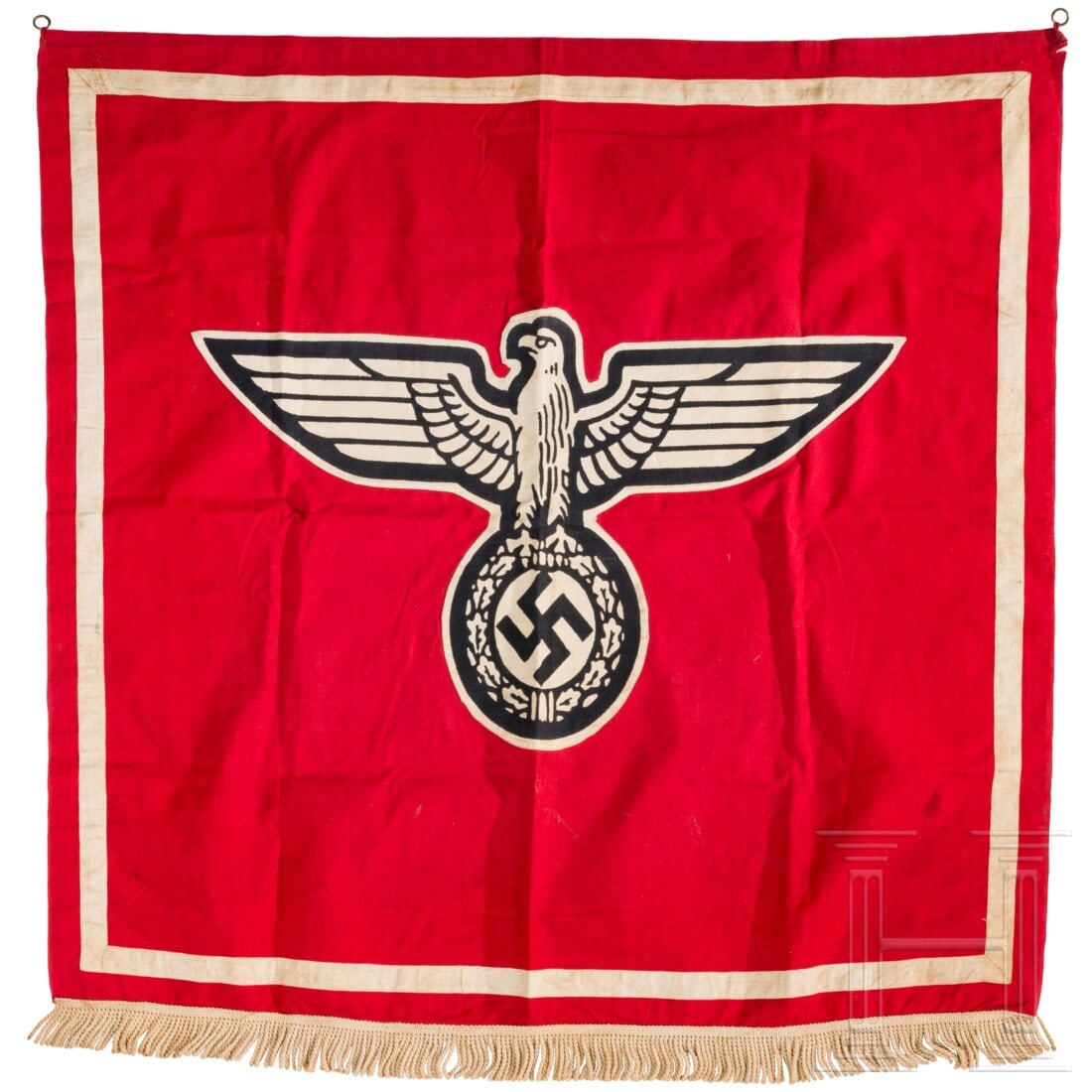 NSDAP wall or podium banner: NSDAP wall or podium bannerRotes Fahnentuch mit weißer Umrandung, im Zentrum der Parteiadler, die Bodenkante ist mit weißen Stofffransen versehen, oben zwei Messingringe zur Befestigung, an einer St