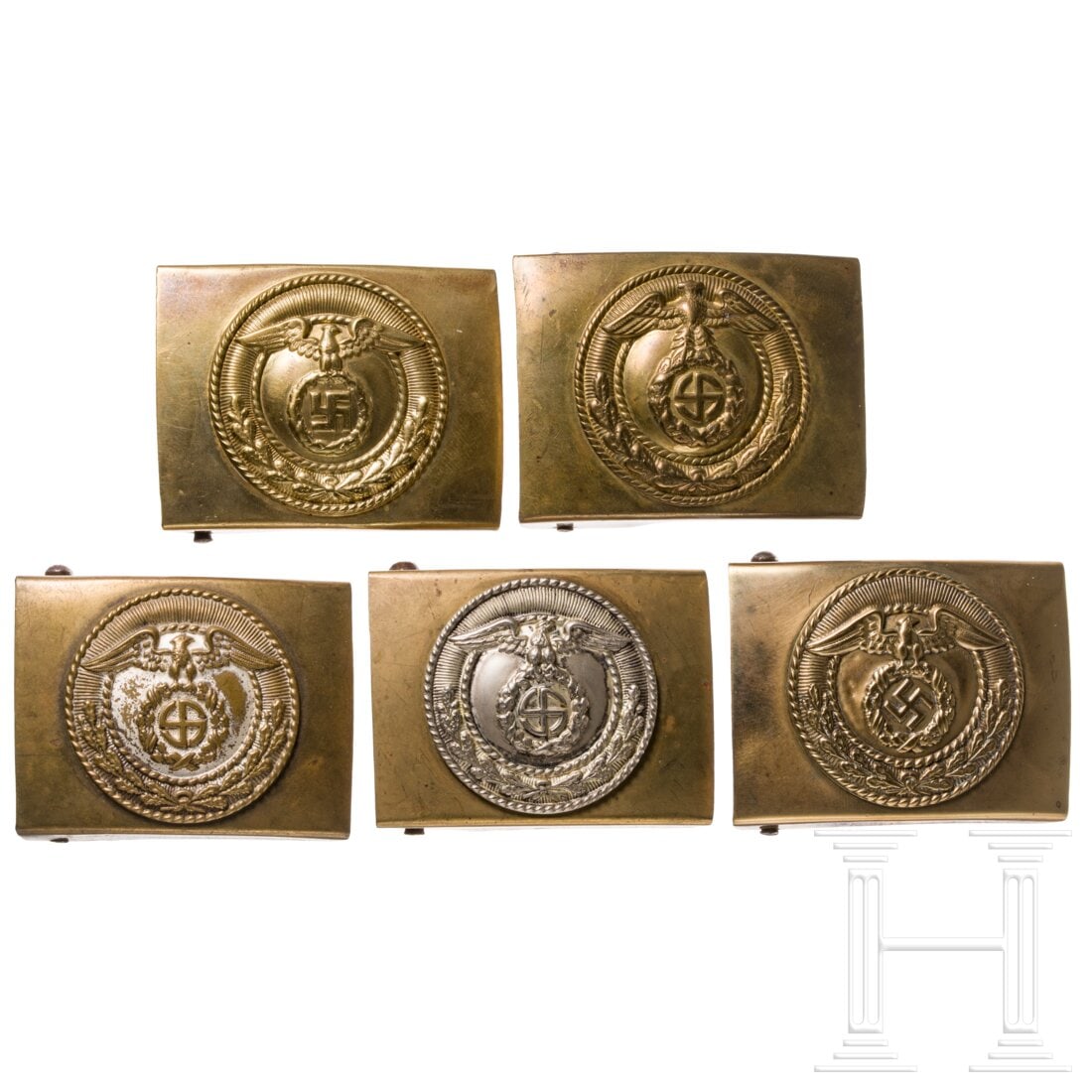 Five SA EM/NCO belt buckles: Five SA EM/NCO belt bucklesMessing, ein- und zweiteilige Fertigungen, verschiedene Varianten, Alters- und Gebrauchsspuren.Condition: II -