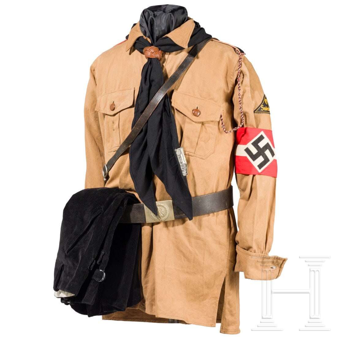 An uniform ensemble for a Hitler Youth boy: An uniform ensemble for a Hitler Youth boyLangärmeliges Hemd mit 1/2 durchgehender Knopfleiste, HJ-DJ-Fußballknöpfen. Nicht stimmig ergänzte, originale Schulterklappen (ausgeblichen) "66", Ärmeld