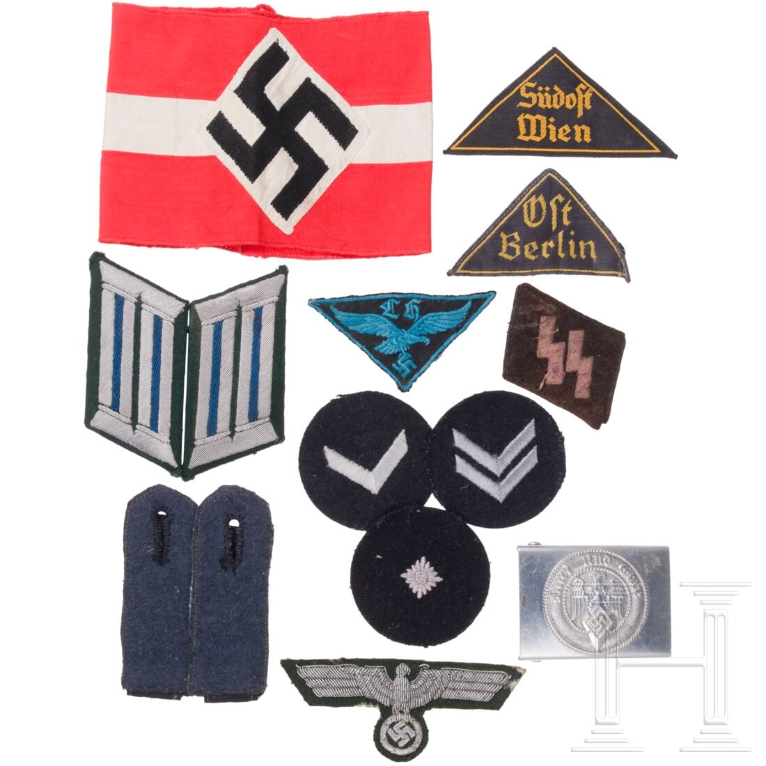 A collection of insignia - HJ, Waffen-SS and Wehrmacht: A collection of insignia - HJ, Waffen-SS and WehrmachtWaffen-SS einzelner Kragenspiegel für Mannschaften/Unterführer, RZM-Etikett auf der Rückseite. Ein Paar Kragenspiegel für Sanitäter im Offizi