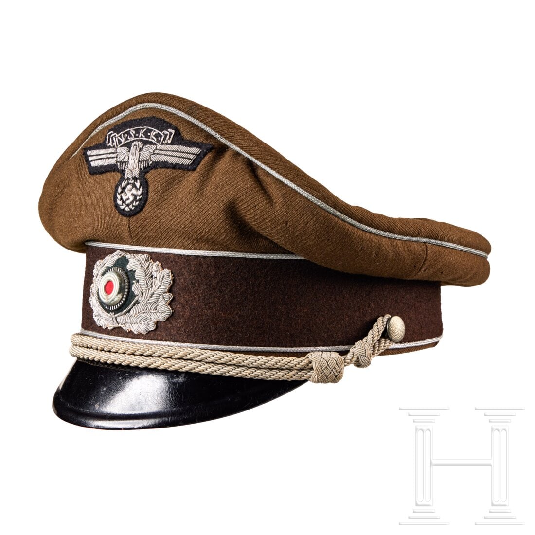 Schirmmütze für Führer im NSKK Transportkorps "Speer": Schirmmütze für Führer im NSKK Transportkorps "Speer"Olivbraunes Tuch, dunkelbraunes Mützenband, silberne Vorstöße. Der silberne Kinnriemen an zwei gekörnten Silberknöpfen. Gesticktes silberne
