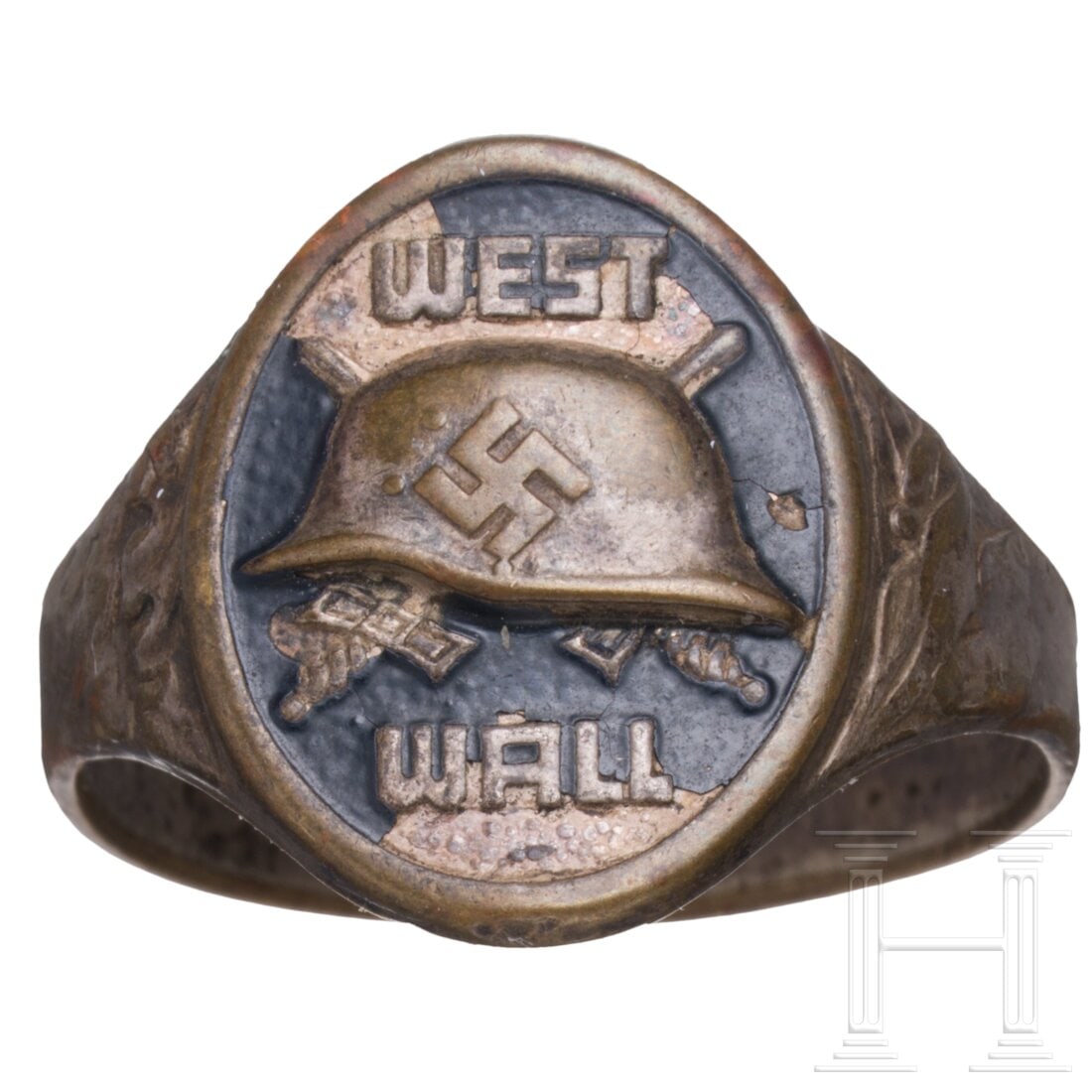 Westwall ring: Westwall ringsog. Kantinenring, um 1939/40, Fertigung aus Messing, Reste der Versilberung sind noch vorhanden, die Ringplatte schwarz lackiert, Innendurchmesser 21 mm, ein deutlich getragener Ring. Co