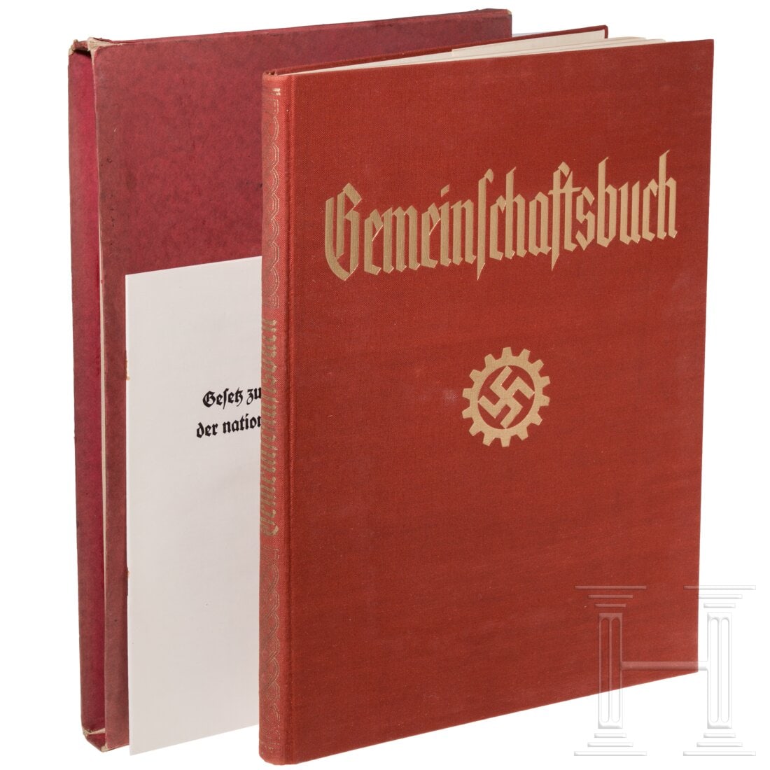 A DAF community book: A DAF community bookGroßformatige Ausgabe mit goldgeprägtem roten Leineneinband, auf den Vorsatzblättern die Geschichte der DAF und der Wirtschaft, die unausgefüllten farbigen Schmuckseiten für