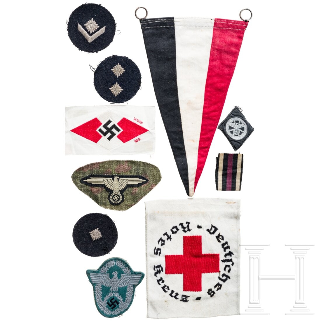A small group of cloth insignia: A small group of cloth insignia SS-Ärmeladler in der sandfarbenen Ausführung für die Tarnbekleidung. Ein mattgrauer Ärmeladler für die Polizei. Eine HJ-Ärmelraute und