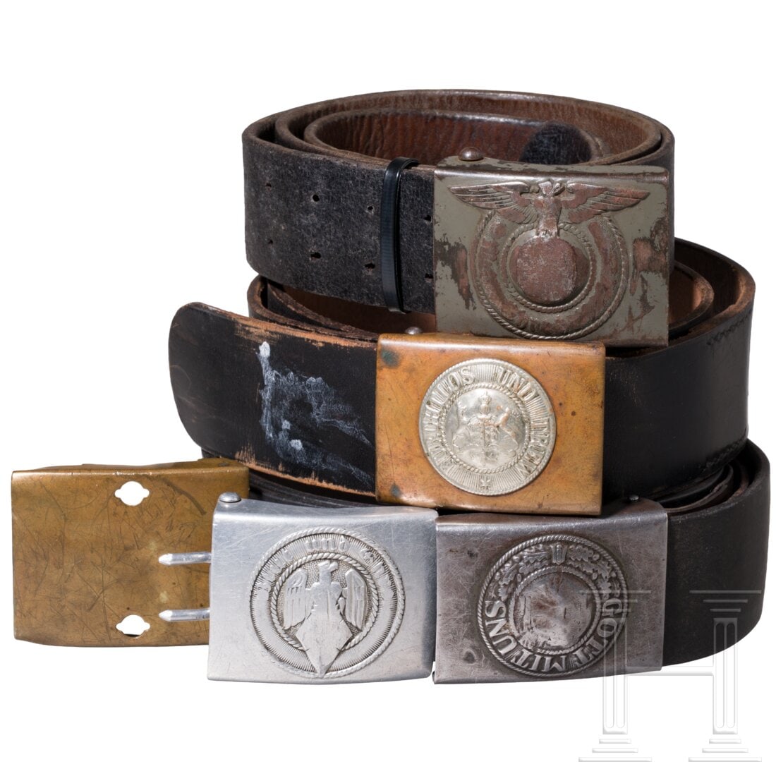 Four belt buckles: Four belt bucklesJeweils mit entfernten Emblemen/Auflagen für Heer, HJ und Waffen-SS, sowie ein Standardmessingschloss. Dazu ein Schloss der württembergischen Armee. Teils mit beschädigten Riemen. 