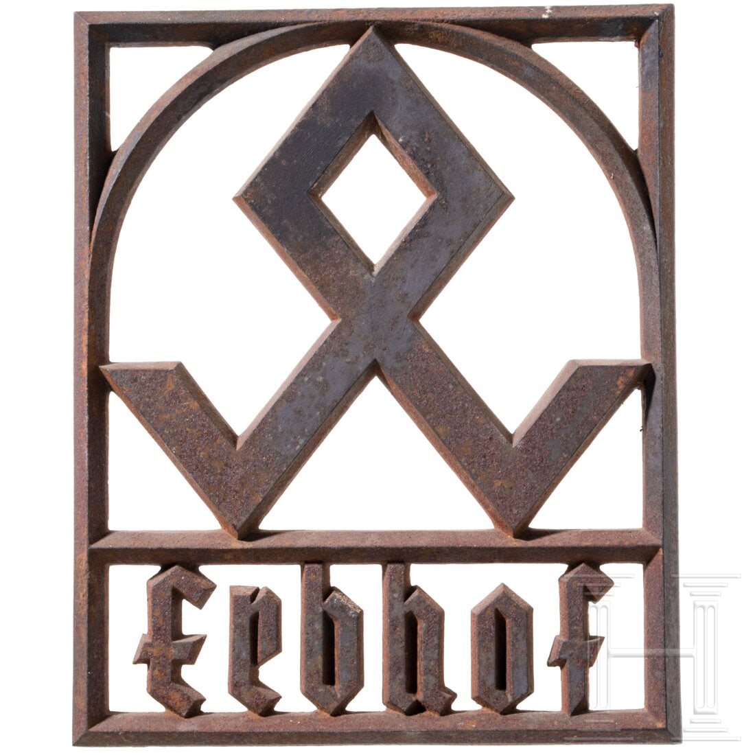 An Erbhof plaque: An Erbhof plaqueVormals schwarz lackierte, durchbrochen ausgeführte, halbhohle Eisengusstafel mit Odalrune und gotischer Aufschrift "Erbhof". Rs. Gussmarken und Befestigungslöcher. Maße ca. 25,5 x