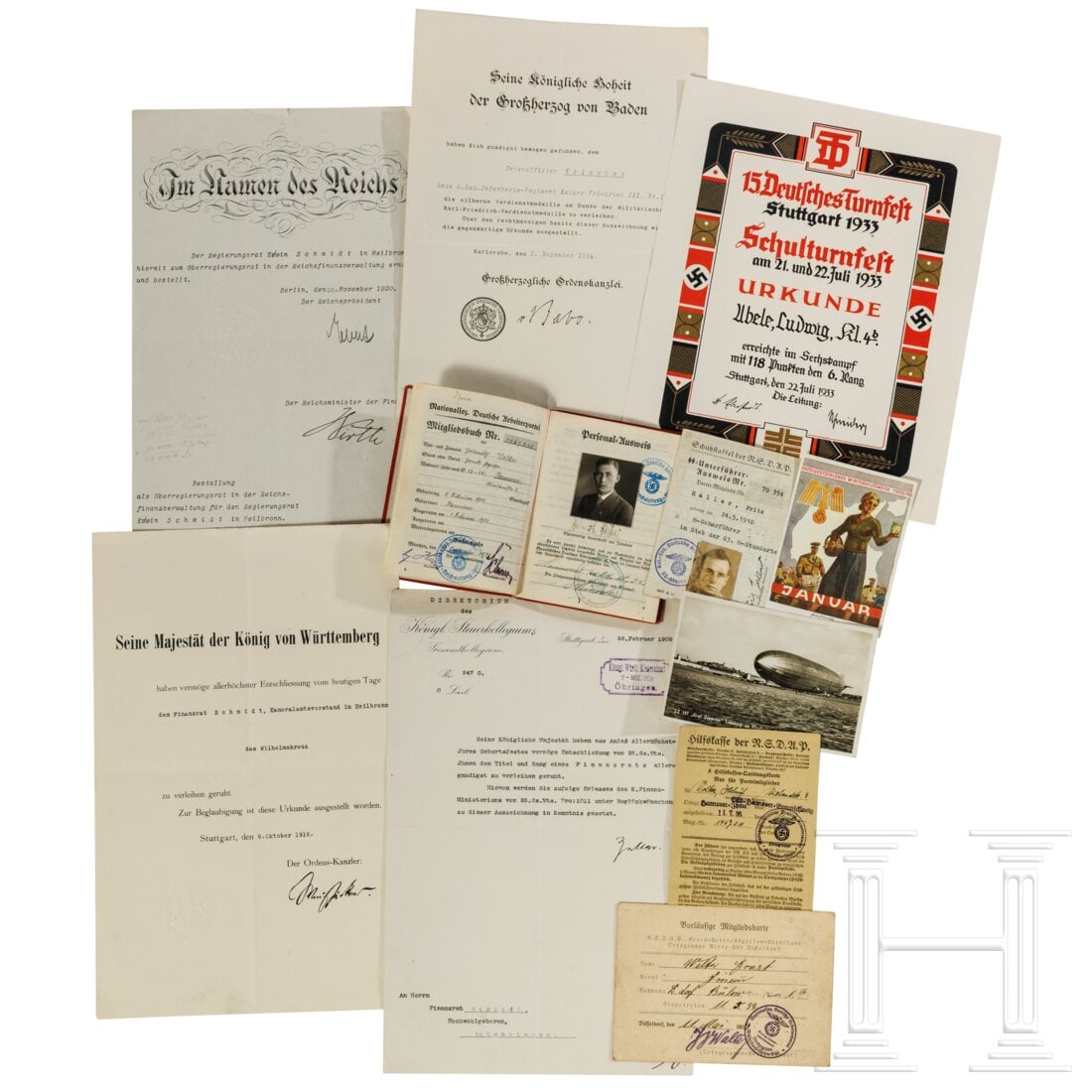 Ca 40 identification cards: Ca 40 identification cardsVerschiedene Organisationen, darunter ein rotes Parteibuch, ein SS-Unterführerausweis, DAF-Bücher, verschiedene SA-Ausweise und Karten, Soldbücher und Wehrpässe der