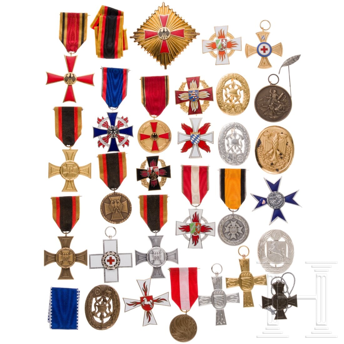 A small group of West-German orders: A small group of West-German ordersStern zum Großen Verdienstkreuz (St & L, "800") und ca. 25 weitere Auszeichnungen von Staat, Bundeswehr und Feuerwehr. Teils beschädigt, ohne BandCondition: I - II