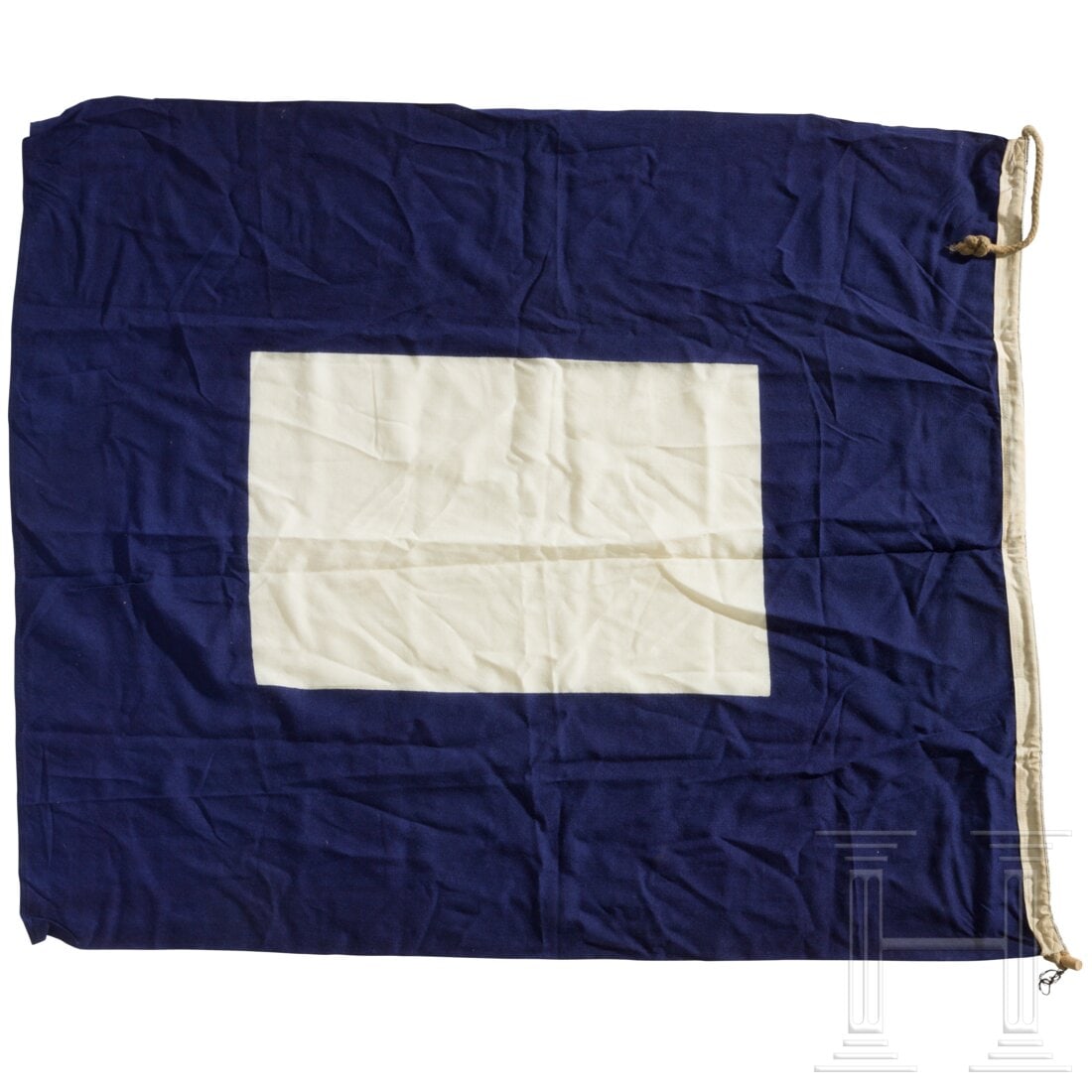 A navy signal flag P "Papa": A navy signal flag P "Papa"Doppelseitig bedruckte Leinenflagge, blau mit einem weißen Rechteck im Zentrum, markiert "P", Hersteller "perMarin", Fertigung um 1960, keine Flickstellen und Mottenlöcher