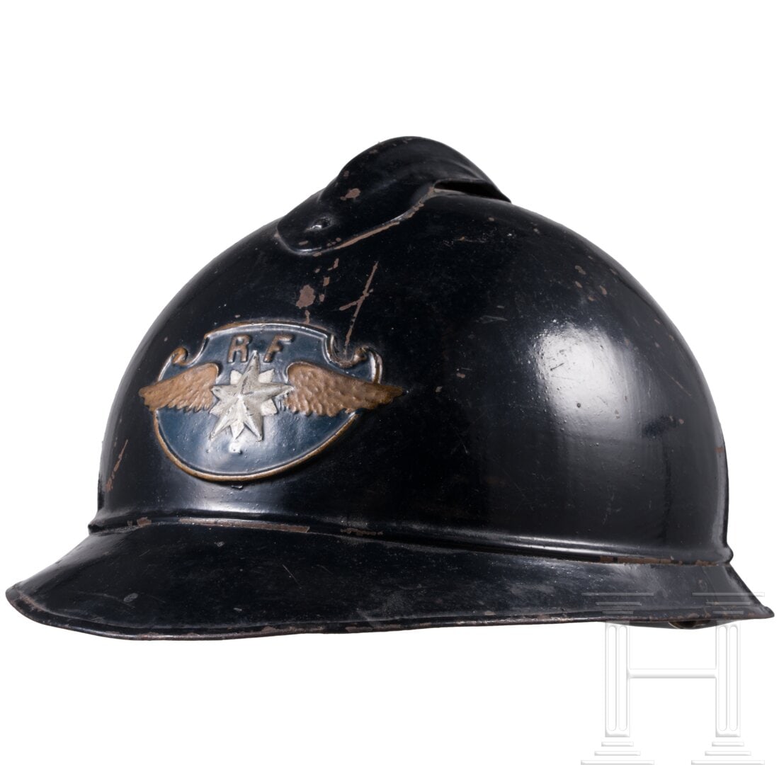 A steel helmet M 15/24 for members of the Air Force: A steel helmet M 15/24 for members of the Air ForceWeiterverwendete, schwarz übermalte Eisenglocke mit angesetztem zweiteiligem Rand, vernietetem Verstärkungskamm und vs. aufgelegtem Emblem. Dunkles