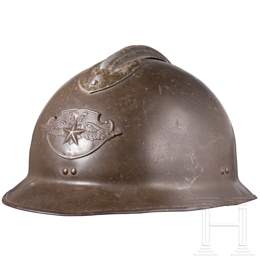 A steel helmet M 26 "Adrian" for members of the Air Force: A steel helmet M 26 "Adrian" for members of the Air ForceMetallglocke mit geprägtem Rand und eiserner Einfassung, oliv überlackiert mit vs. aufgelegtem Emblem. Dunkles Lederlaschenfutter mit Schwei�