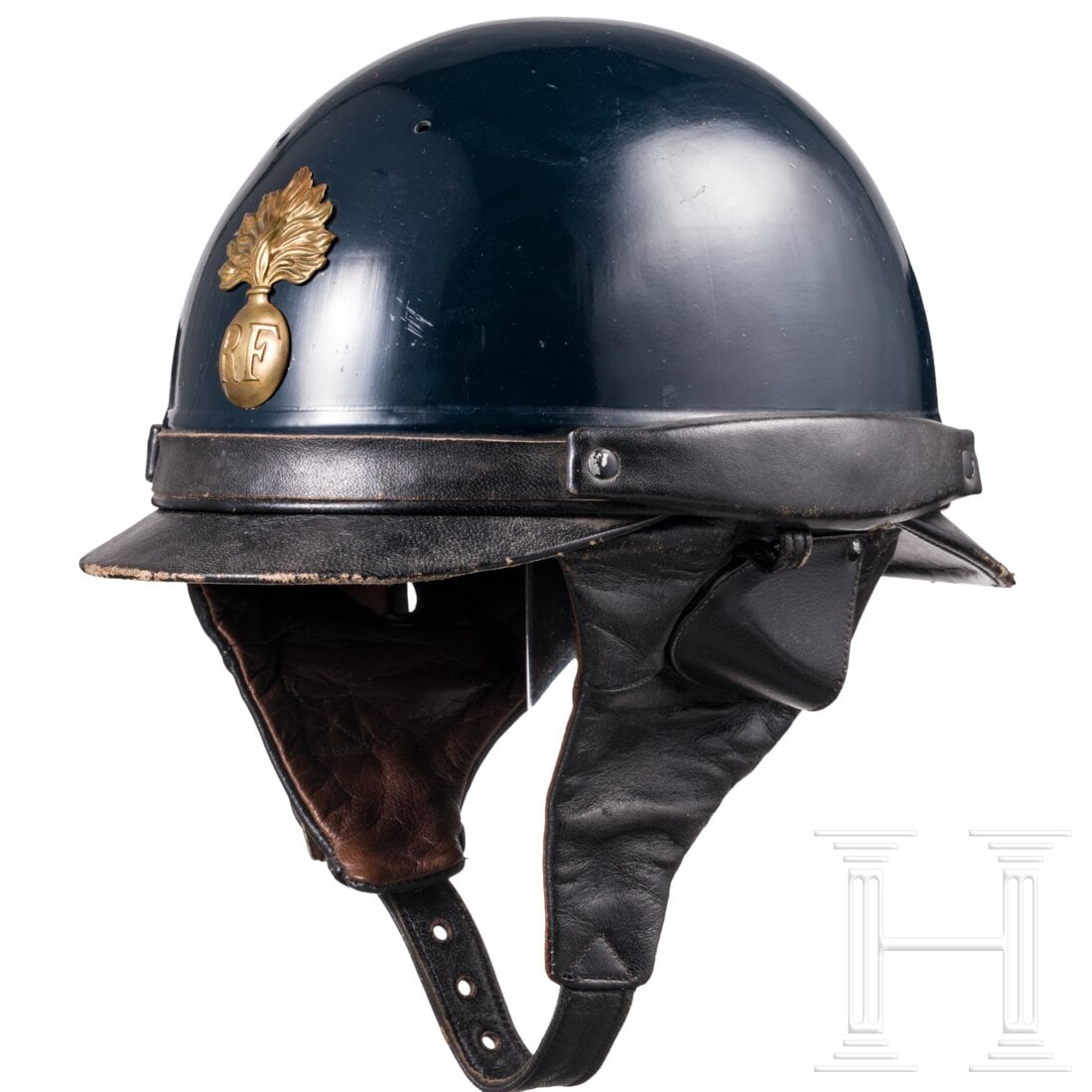 A helmet for motorcycle riders of the Gendarmerie: A helmet for motorcycle riders of the GendarmerieSchwarz lackierte Metallglocke mit vs. aufgelegtem Messingemblem. Braunes Lederfutter mit schwarzem Ohren- und Nackenschutz, sowie vernähten Vorder- u