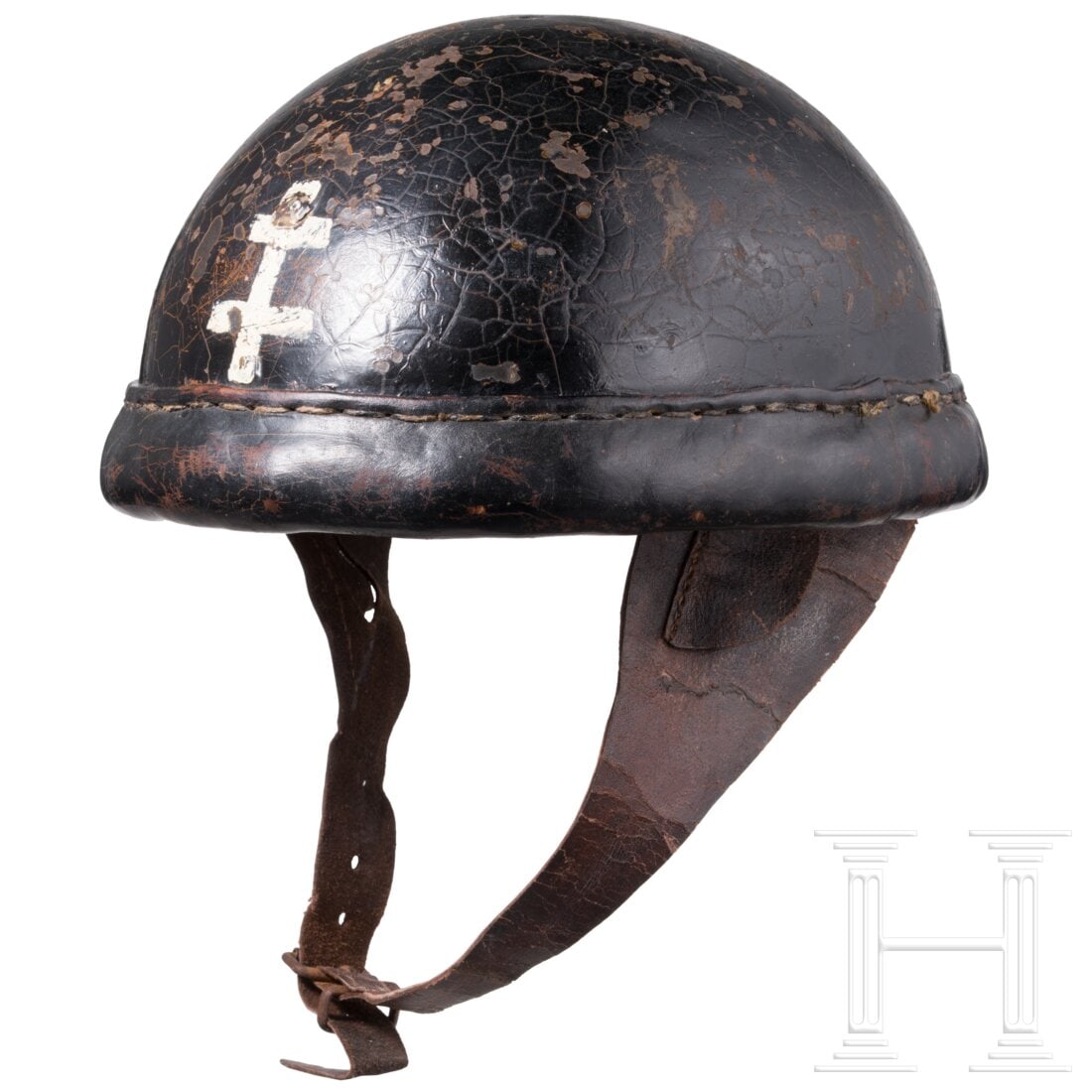 A helmet for motorcyclists/dispatch riders of the French Liberation Army: A helmet for motorcyclists/dispatch riders of the French Liberation ArmyPrivatstück. Schwarz lackierte (craqueliert, Fehlstellen) Metallglocke mit vs. aufgemaltem Lothringer Kreuz. Lederne Randeinfas
