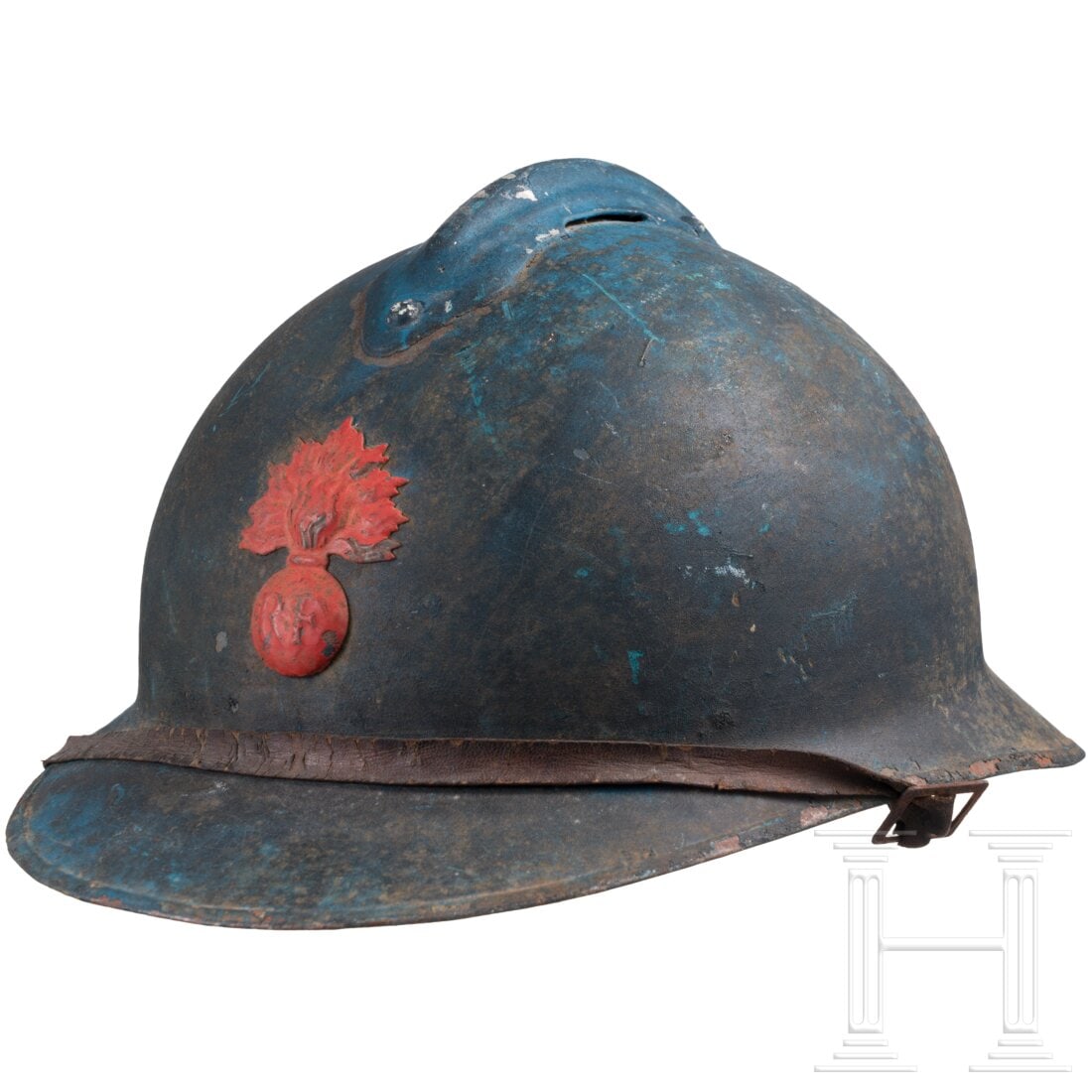 Prototype of an M 22 “Adrian?? helmet, reused by the French fire department: Prototype of an M 22 “Adrian” helmet, reused by the French fire departmentBlau überstrichene, einteilige Metallglocke mit eiserner Randeinfassung, vernietetem Verstärkungskamm und vs. aufgel
