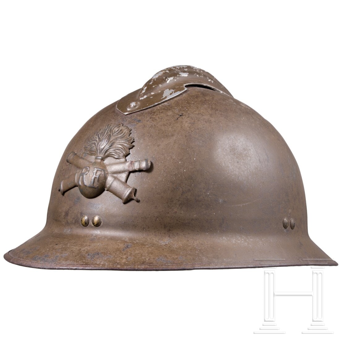 A steel helmet M 26 for members of the Artillerie: A steel helmet M 26 for members of the ArtillerieAdrianhelm (nicht magnetisch) mit eiserner Einfassung, mitgeprägtem Rand, olivgrüner Lackierung (Dellen, Fehlstellen am Kamm) und vs. aufgelegtem Emb