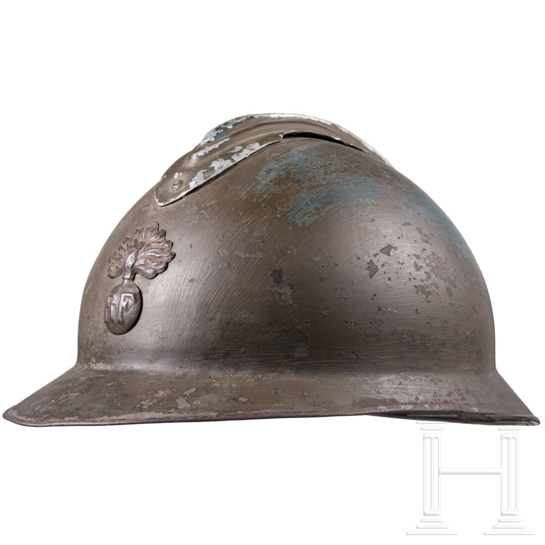 A helmet M 22 "Adrian" for members of the Infantry: A helmet M 22 "Adrian" for members of the InfantryOlivgrün nachgestrichene Glocke (nicht-magnetisch) mit mitgeprägtem, eisern eingefaßten Rand, vernietetem Verstärkungskamm und vs. aufgelegtem Emb