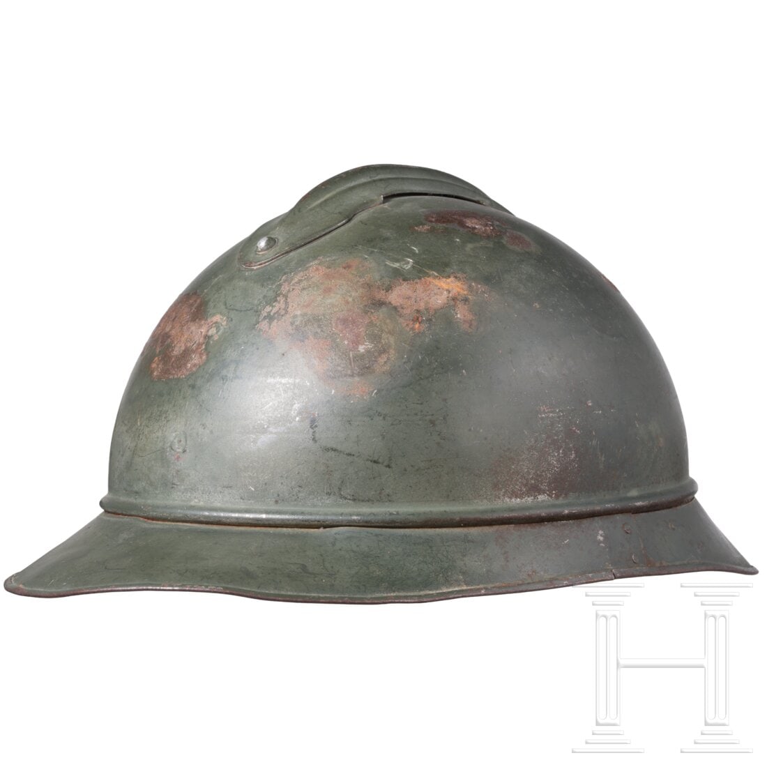 An italian steel helmet "Adrian" M 15: An italian steel helmet "Adrian" M 15Bis in die 1930er Jahre weiterverwendeter Helm, die grünlich lackierte Eisenglocke (Dellen, Fehlstellen) mit angesetztem zweiteiligem Rand und aufgesetztem Verst�