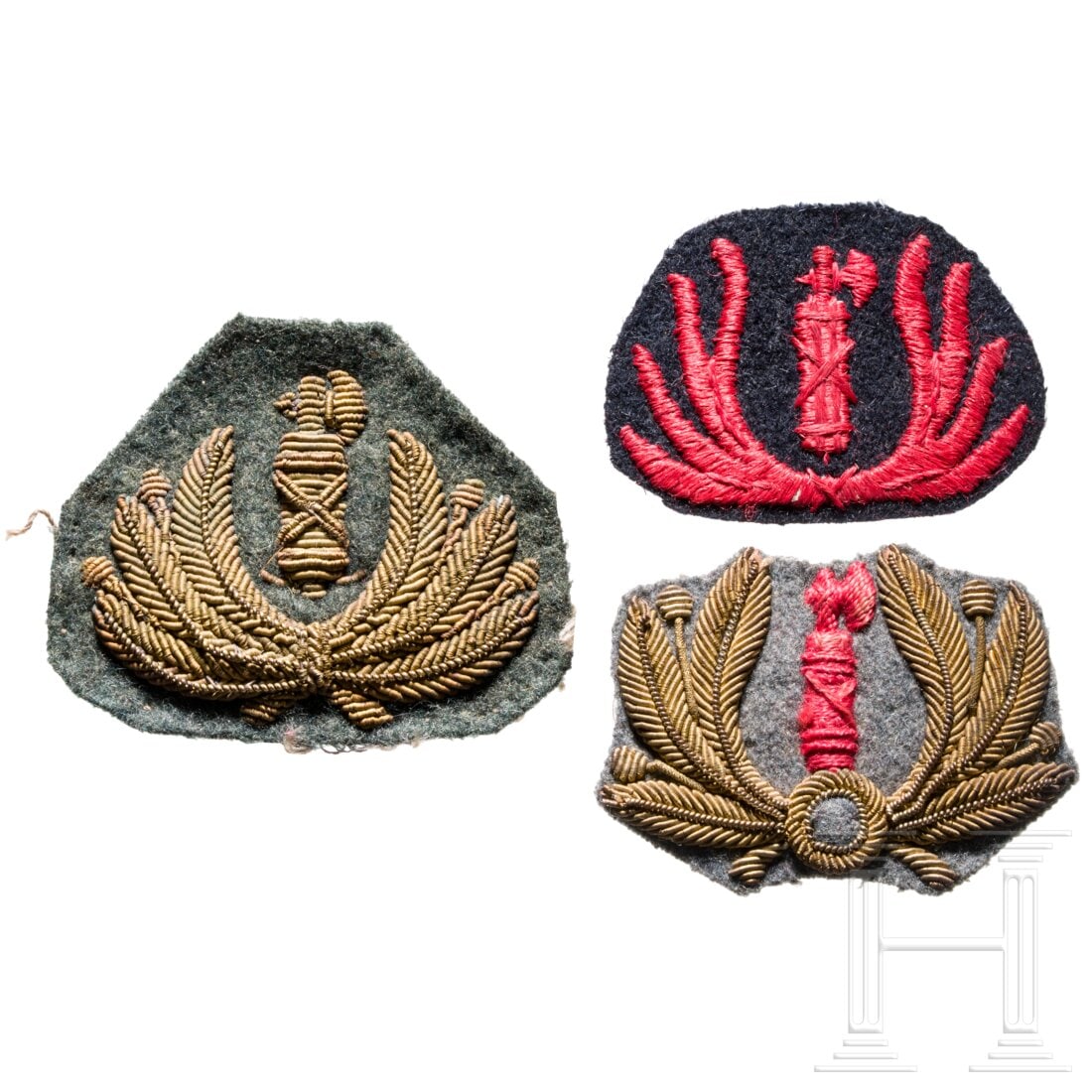 Three cap/beret insignia of the Brigate nere: Three cap/beret insignia of the Brigate nereIn Gold, Gold und Rot bzw. in Rot gestickte Ausführung für Offiziere, Unteroffiziere und Mannschaften. Auf graugrünem, feldgrauem bzw. schwarzem Tuch.Con