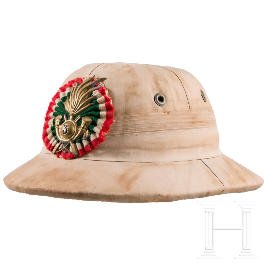 A tropical helmet for members of the 3rd Bersaglieri Regiment: A tropical helmet for members of the 3rd Bersaglieri RegimentPrivat beschafter Helm aus Kork mit hellem Leinenbezug, Vs. gefältete Kokarde in den Landesfarben mit aufgelegtem Emblem, braunes Ledersch