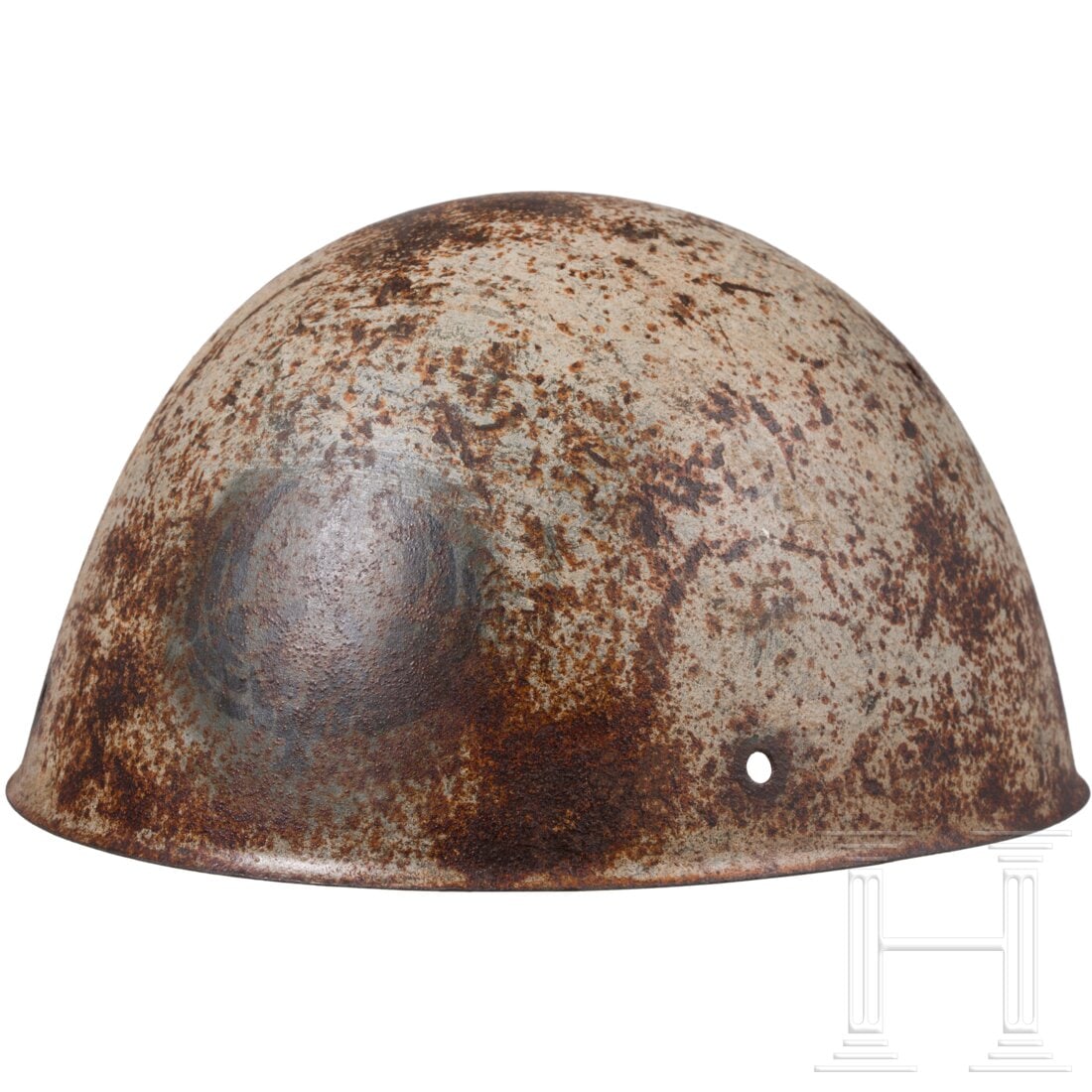 A shell of a paratroopers helmet with winter camo and RSI emblem: A shell of a paratroopers helmet with winter camo and RSI emblemDie Glocke mit teils erhaltener Winterbemalung sowie Korrosionsspuren, vorderseitig das schablonierte RSI-Emblem. Nieten und Innenfutter