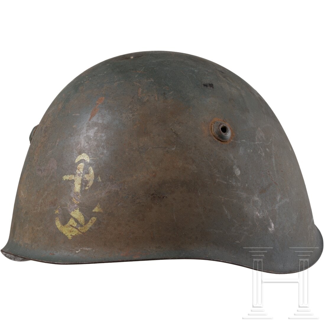 A M 33 steel helmet of Decima MAS: A M 33 steel helmet of Decima MASGraugrüner Raulack, vorderseitig schablonierter gelber Anker (ohne Königskrone). Drei Belüftungslöcher. Ledernes Innenfutter und graugüne Lederberiemung. Der Lack