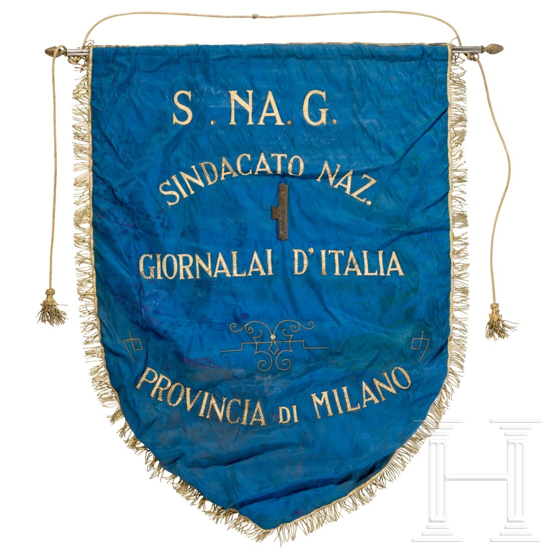 A banner of the S.NA.G. Group Milan: A banner of the S.NA.G. Group MilanWappenförmige Fahne, vs. aus dunkelblauer Kunstseide mit mittig aufgelegtem kupfernen Liktorenbündel, goldene gestickte Aufschrift, goldener Fransenbehang. Die Rü