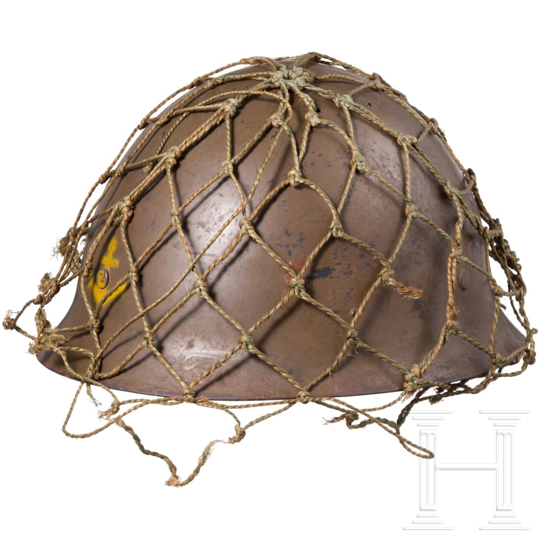 A steel helmet M 30/32, known as ‘Type 90’ of the Imperial Japanese Navy: A steel helmet M 30/32, known as ‘Type 90’ of the Imperial Japanese Navy Bräunlich lackierte Eisenglocke mit vs. gelb lackiertem Ankeremblem und dreilaschigem Lederfutter (Fehlstellen