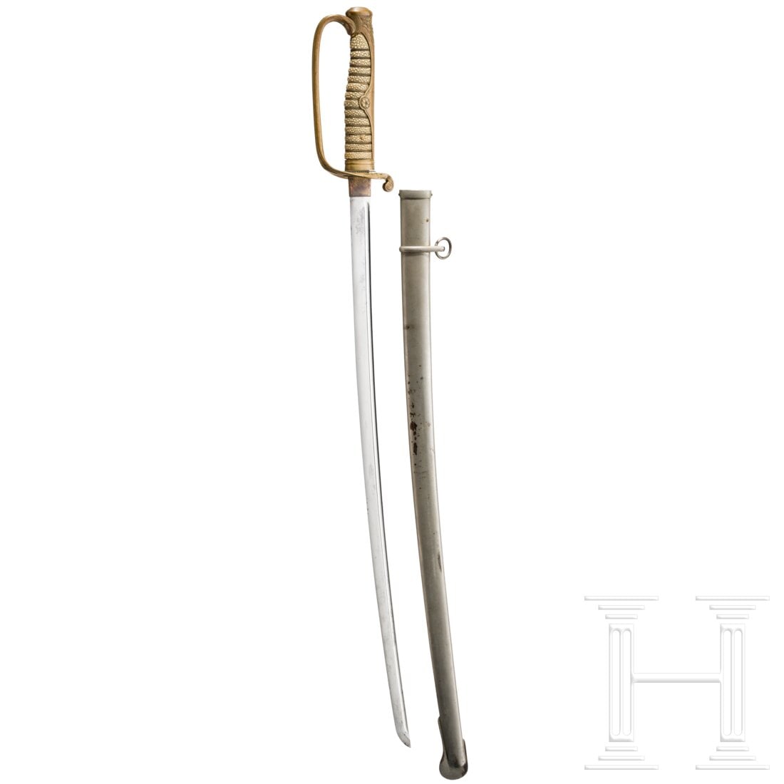 A Kyo Gunto sword for Officers: A Kyo Gunto sword for OfficersSichtlich gereinigte, beidseitig gekehlte, geschwungene Klinge. Floral durchbrochenes längliches Messing Bügelgefäß mit reliefiertem Blütendekor, Arretierknopf und h