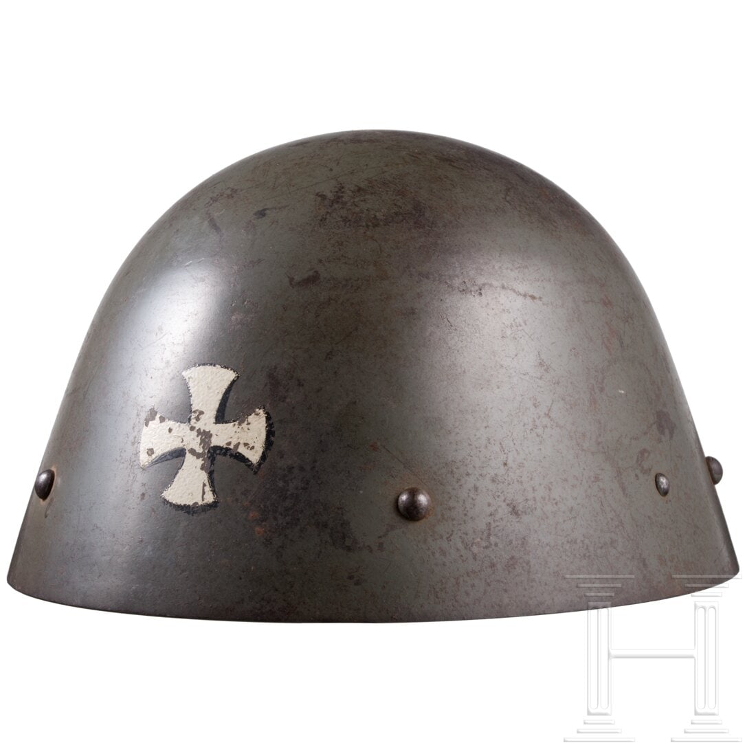A Yugoslavian helmet M 39, reused by Russian volunteers: A Yugoslavian helmet M 39, reused by Russian volunteersEinteilige, feldgrau lackierte Stahlglocke (flugrostig) nach Vorbild des tschechischen vz.32 mit vs. aufgemaltem weißen Georgskreuz. Innenseitig