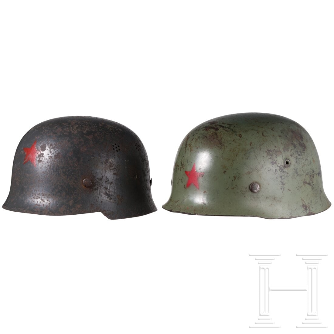 Two German steel helmets reused by the Yugoslav army/civil defense: Two German steel helmets reused by the Yugoslav army/civil defenseStahlhelm M40/42 mit gekürztem Rand, dunkelgrün überlackiert und mit schauseitigem rotem Stern. Komplett mit späterem Innenfutter 