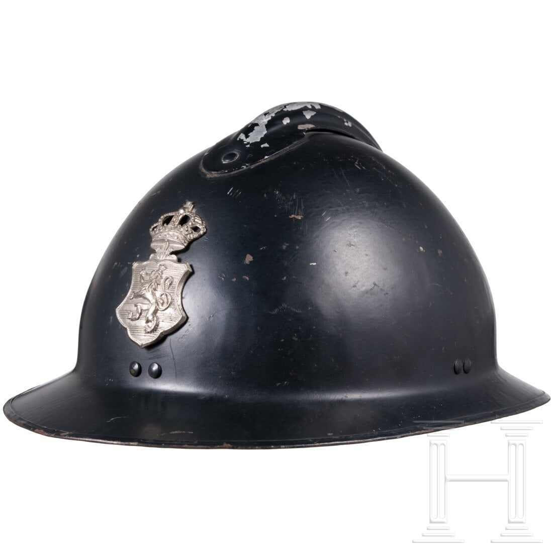 A helmet of the Luxembourg Gendarmerie, around 1940: A helmet of the Luxembourg Gendarmerie, around 1940Dunkellackierte, nichtmagnetische Glocke mit eiserner Einfassung, ähmlich dem „Adrian" mit aufgesetzten Verstärkungskamm und vs. vernickelten Lan