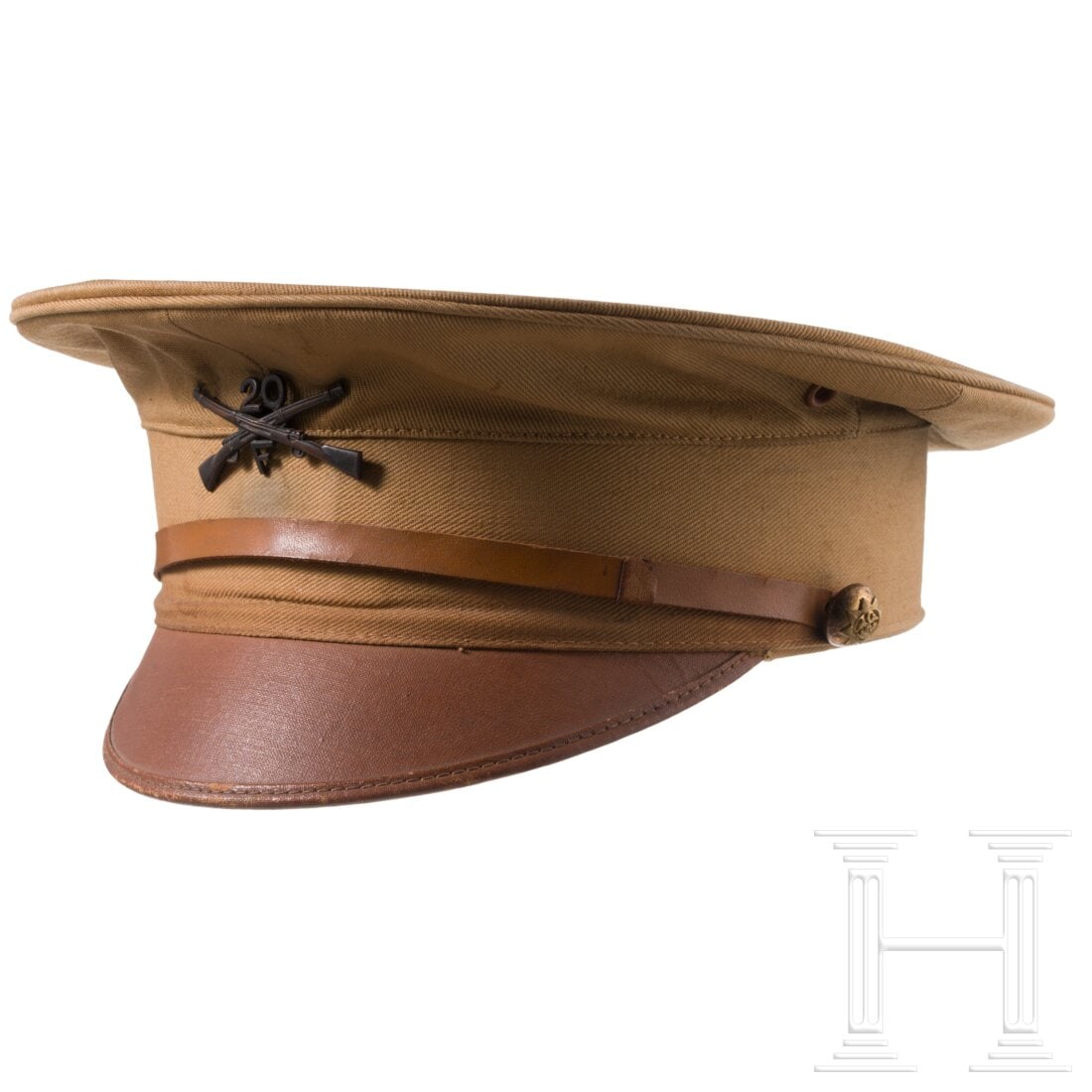 A visor cap for members of the 20th Infantry Regiment, first half of the 20th century: A visor cap for members of the 20th Infantry Regiment, first half of the 20th centurySteifer tellerförmiger Deckel aus khakifarbenem Baumwolltuch (etwas fleckig), stirnseitig aufgelegt das braun pati