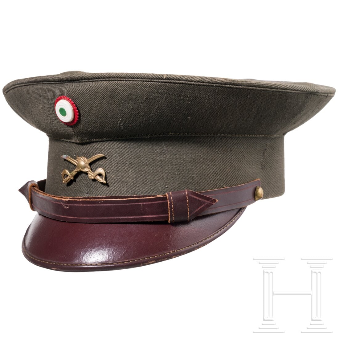 A visor cap for Mexican cavalry troopers, first half of the 20th century: A visor cap for Mexican cavalry troopers, first half of the 20th centuryHoher tellerförmiger Deckel aus graugrünem Baumwolltuch (stellenweise berieben), stirnseitig aufgelegt eine Kokarde in den Nat