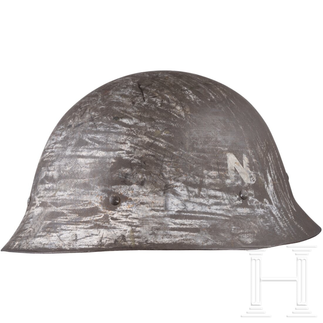 A Swedish steel helmet M26, used by the Norwegian police: A Swedish steel helmet M26, used by the Norwegian policeOriginale Lackierung mit weißem Tarnanstrich bis ca. zur Hälfte derHelmglocke, ebenso zwei aufgemalte "N". Komplett mit Innenfutter und Kinnri