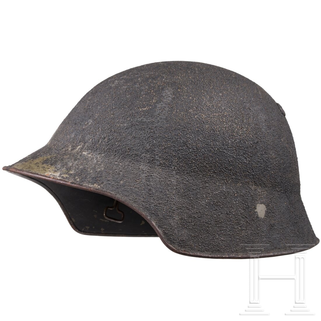 A Swiss Army steel helmet M18/43: A Swiss Army steel helmet M18/43Die ursprünglich grüne Glocke mit dem ab 1943 eingeführten Rauhlack überlackiert. Ledernes Dreilaschenfutter, komplett mit Kinnriemen. Condition: II - III