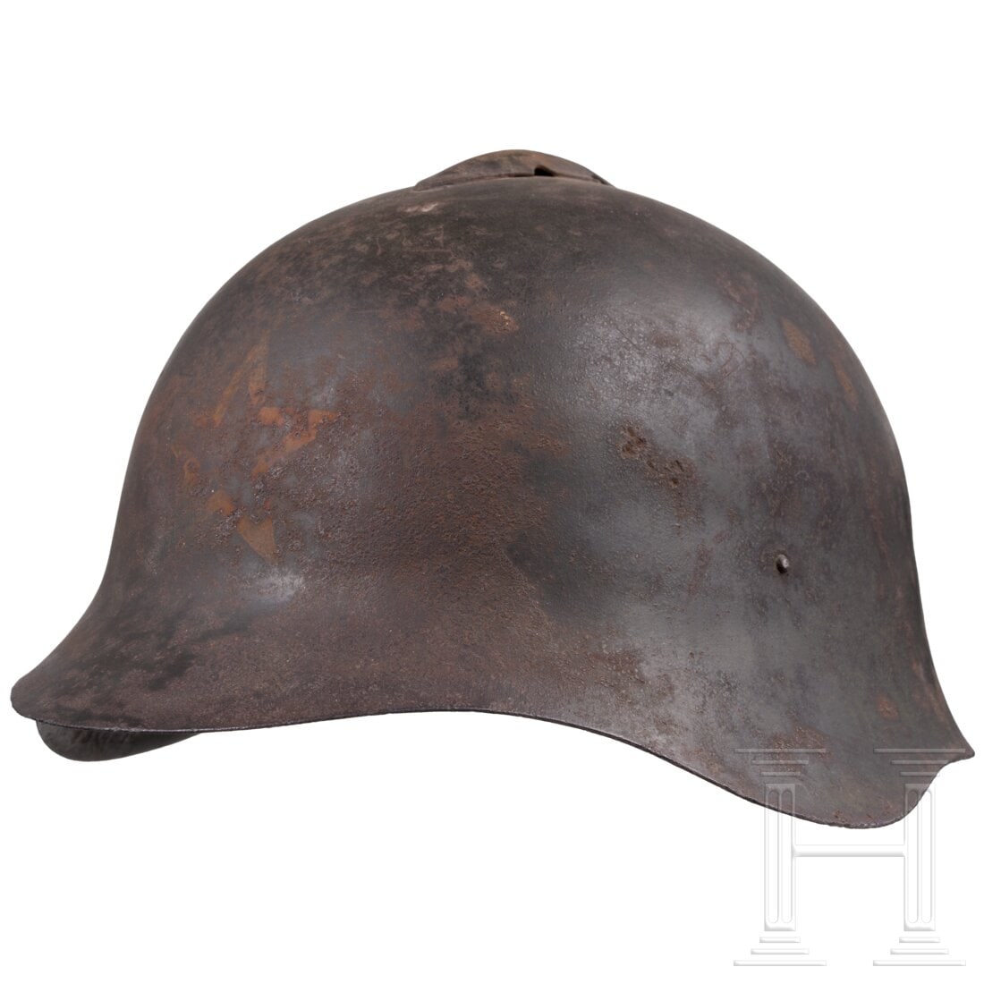A steel helmet SSH-36 of the Red Army: A steel helmet SSH-36 of the Red ArmyEinteilige Glocke mit aufgesetzter Belüftungsabdeckung im Scheitel, dunkelgrün lackiert mit vs. aufgemalter Silhouette des Roten Sternes. Angerostet, ohne Innenf