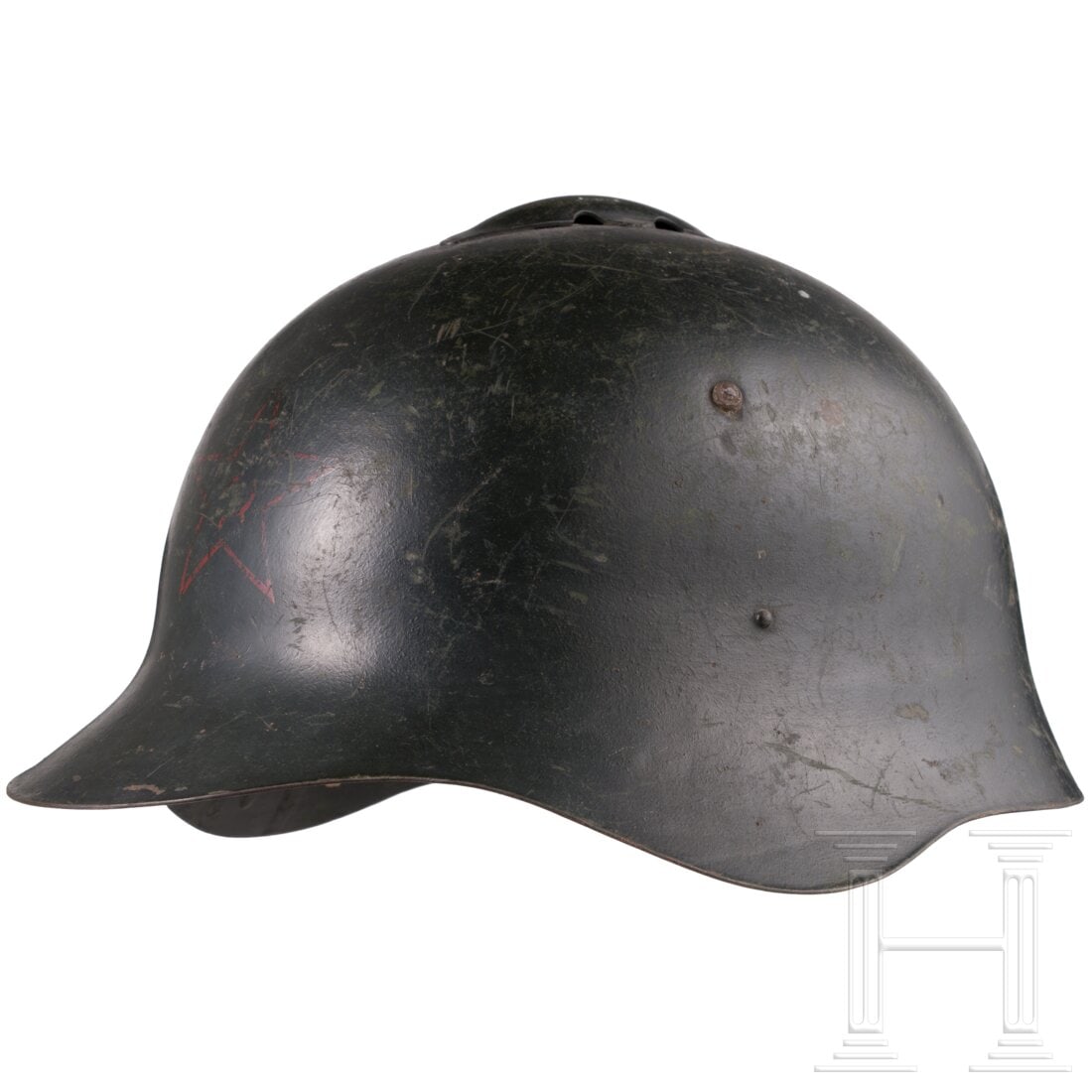 A Red Army steel helmet SSH-36: A Red Army steel helmet SSH-36Einteilige Glocke mit aufgesetzter Belüftungsabdeckung im Scheitel, dunkelgrün überlackiert mit vs. schemenhaft aufgemaltem Roten Stern. Originales? graues Leinenfutte