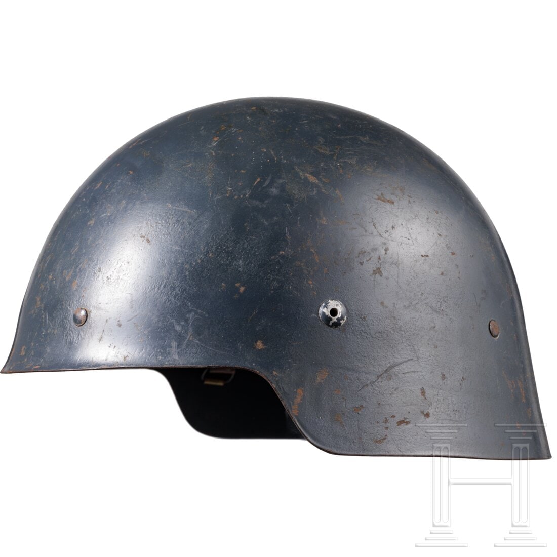 An M 21 Cont. steel helmet, used by the Spanish Air Force: An M 21 Cont. steel helmet, used by the Spanish Air ForceDie Glocke mit seitlichen Belüftungsnieten, luftwaffenbau überstrichen mit rechtsseitig aufgemaltem Emblem. Ledernes Dreilaschenfutter