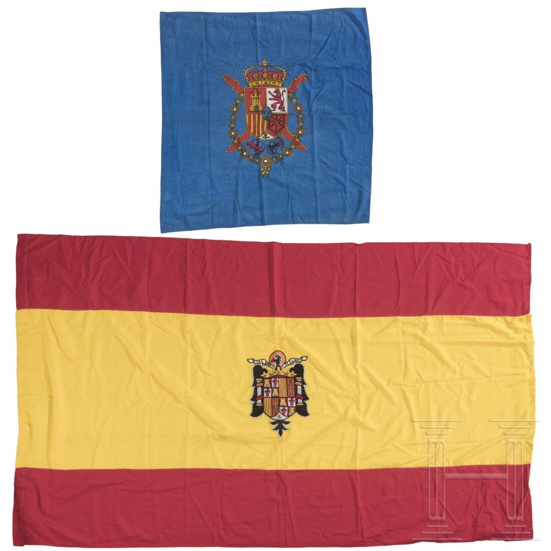 Two wall hangings: Two wall hangingsWandbehang in den Farben Spaniens mit dem einseitig aufgenähten Adler General Francos. Ein blauer Behang mit dem Wappen der Fürsten von Asturien. Maße ca. 220 x 130 cm bzw. 90 x 90