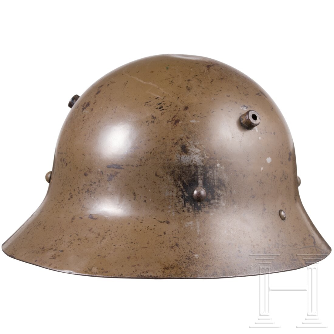 A steel helmet vz 30 of the Czech Army: A steel helmet vz 30 of the Czech ArmyDie Stahlglocke (Delle) mit seitlichen langen Belüftungsbolzen (zur Befestigung eines geplanten Stirnschildes?), originaler brauner Lackierung und seitlicher rot