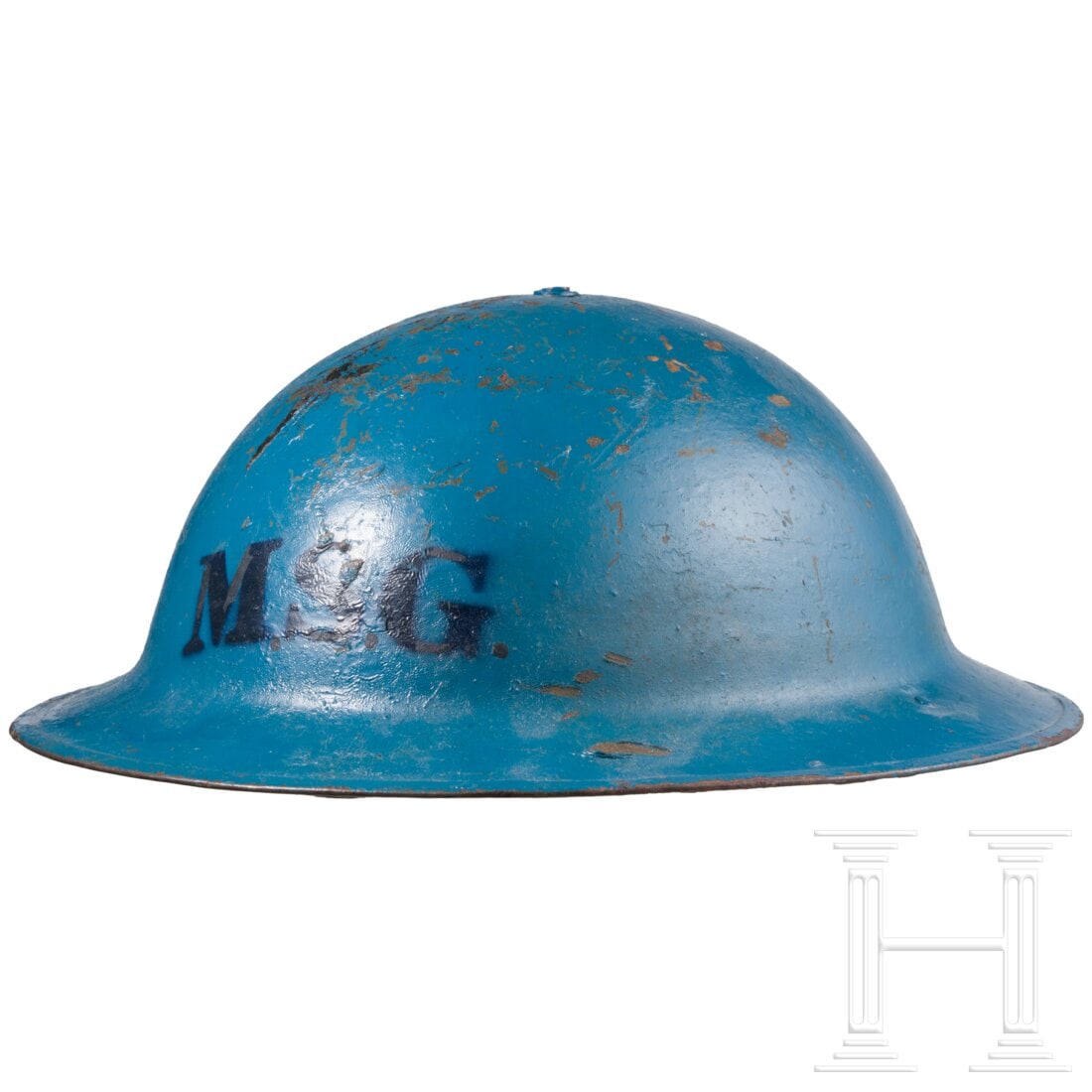 A M 17 ‘Brodie’ steel helmet, reused by the Massachusetts State Guards: A M 17 ‘Brodie’ steel helmet, reused by the Massachusetts State GuardsDie einteilige, blau übermalte Glocke mit vs. Aufschrift „MSG". Aus amerikanischer Fertigung mit verlöteter