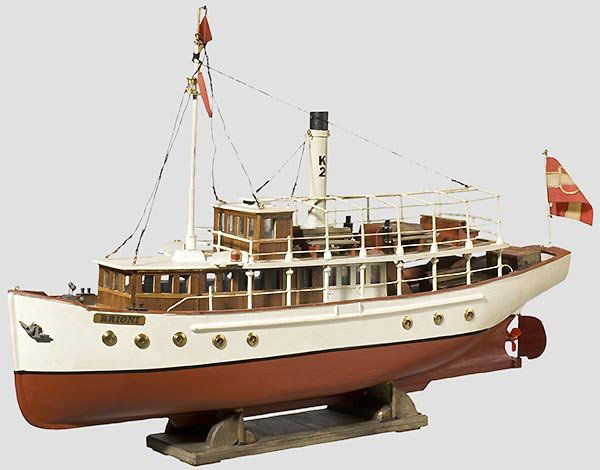 Hafenboot "Brioni": mit österreichischer Beflaggung. Farbig gefasstes Modell aus Holz, Metall und wenigen Teilen Kunststoff. Schöne Arbeit, ohne Maßstabsangabe. Auf hölzernem Gestell. Länge 54 cm, Breite 11 cm, Höh