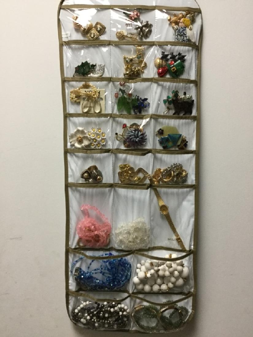 LOT 90+ VINTAGE COSTUME JEWELRY NECKLACES PINS ++ (1 of 6)