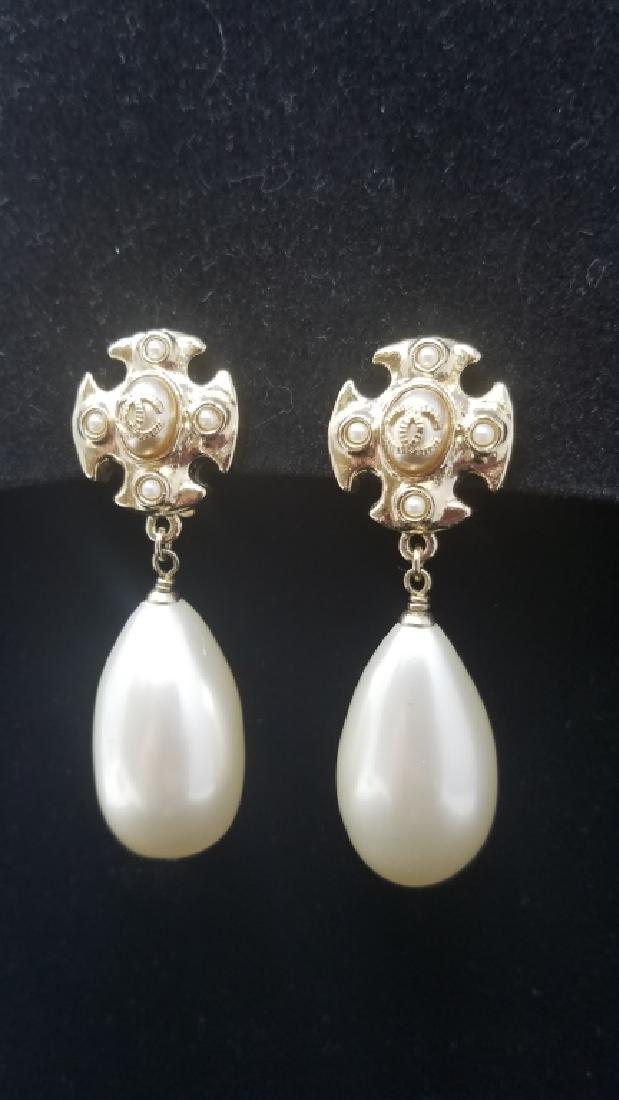 CHANEL LARGE PEARL DROP EARRINGS CC LOGO STUDS (1 of 9)